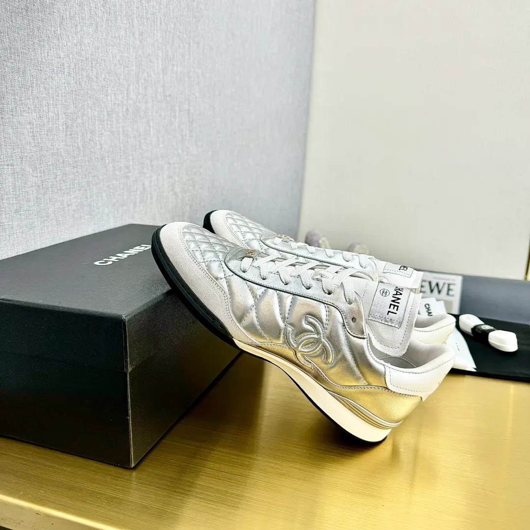 👟👟Ex-factory price 600👟👟 Top version Chanel Chanel - 2024 counter top casual sports shoes. This classic design; the upper is electro-embroidered with a variety of techniques; the outsole is fashionable and sporty; it is unusual to incorporate a variety of color matching elements... The diversified mix and match is very beautiful and versatile, and can be used for leisure, fashion, sports and outdoor... ꫛꫀꪝ Go➫ Material: ❶The upper is made of: original imported mercerized velvet + double-layer breathable mesh ❷The inner part is made of: the original imported breathable mesh ❸The outsole is based on: original TPU combination outsole Special counter boutique packaging complete set for women 35–41